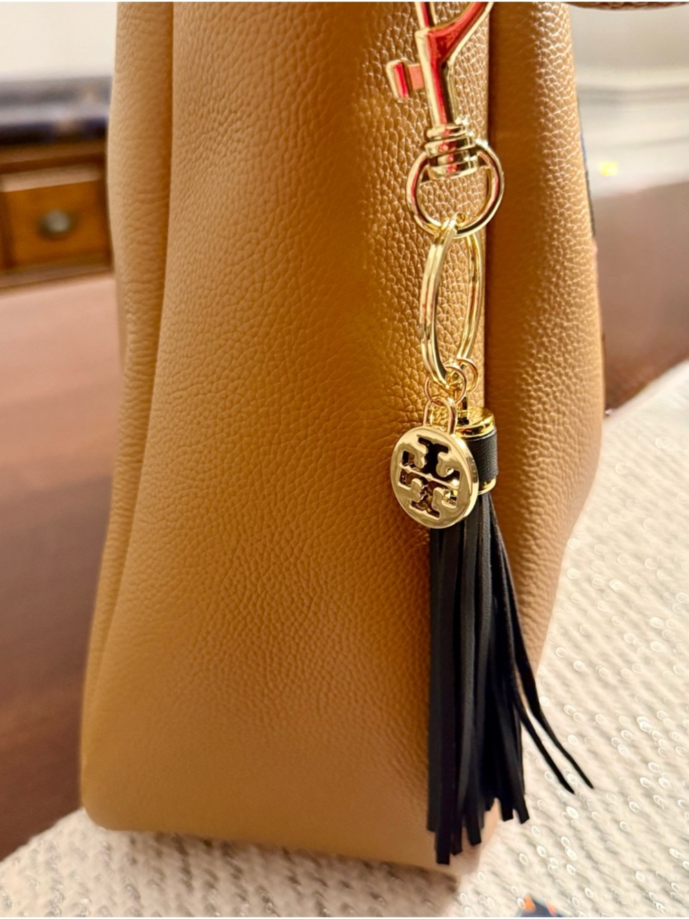 LAST ONE! 🚨 NEW. Bag charm or keychain with Tory Burch medallion + gift wrap - Picture 7 of 16